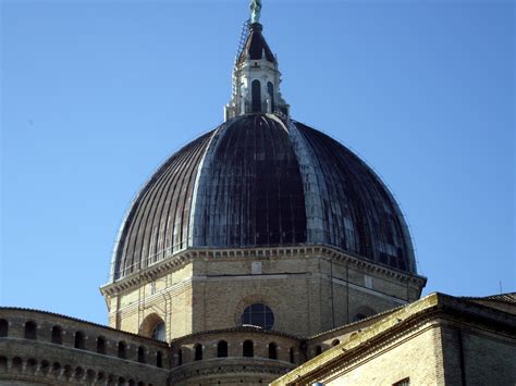 Dettaglio architettonico della cupola di Giuliano da Sangallo e del campanile vanvitelliano