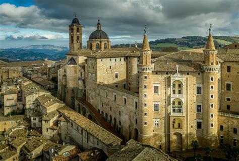 illustrazione d'epoca della città di Urbino nel XVIII secolo con la cattedrale in evidenza