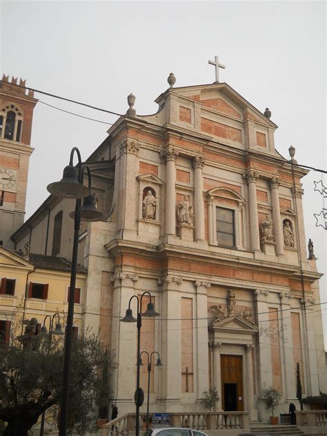 Chiesa di Santa Maria Maggiore a Caprino Veronese durante una funzione