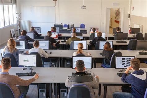 Laboratorio informatico moderno con studenti