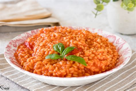 Tavola con ingredienti per risotto al pomodoro e basilico