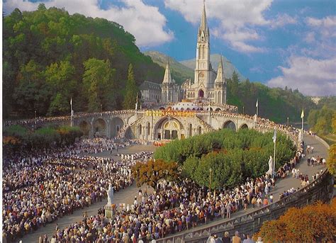 Vista panoramica del santuario di Lourdes con la grotta e le basiliche