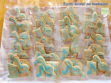 Tavolo con biscotti decorati a tema battesimo/baby shower, forme semplici, colori pastello