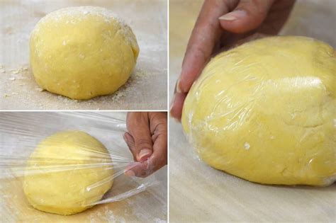Panetto di pasta frolla avvolto nella pellicola in frigorifero