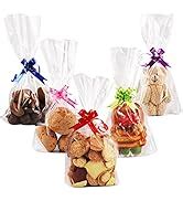 Biscotti decorati confezionati in sacchetti trasparenti con fiocchi colorati