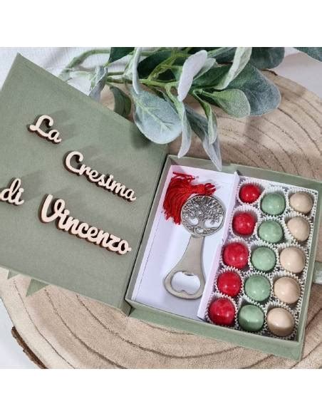 Composizione di bomboniere utili per cresima maschile, come portachiavi, segnalibri, accessori tech e piccole piante grasse