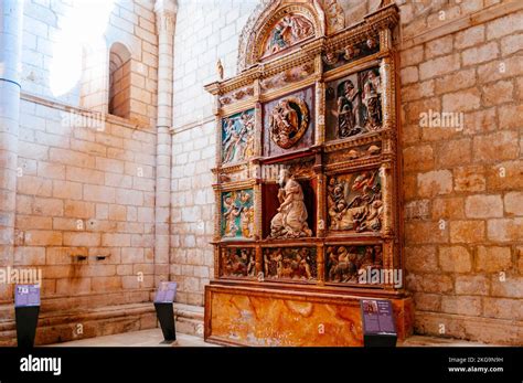 Foto di un altare portatile a forma di armadio, possibilmente l'esempio De Ruggieri