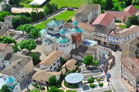 Veduta del villaggio di Ars-sur-Formans con la Basilica