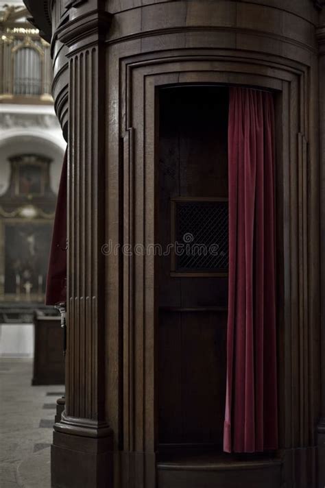 Immagine di un confessionale in una chiesa storica