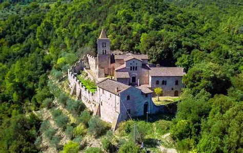 Veduta panoramica dell'Abbazia di San Cassiano immersa nella vegetazione delle Gole del Nera