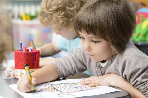 Bambini che disegnano o scrivono su un calendario quaresimale