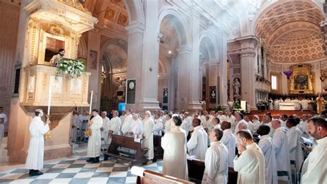 illustrazione di un diacono che proclama il Vangelo durante la Messa