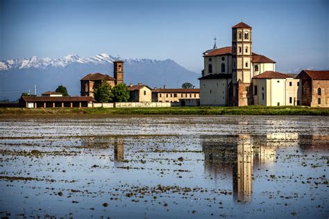 Veduta panoramica dell'Abbazia di Lucedio tra le risaie al tramonto