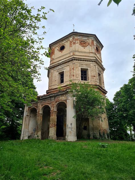 Facciata esterna della Chiesa della Madonna delle Vigne in stato di abbandono