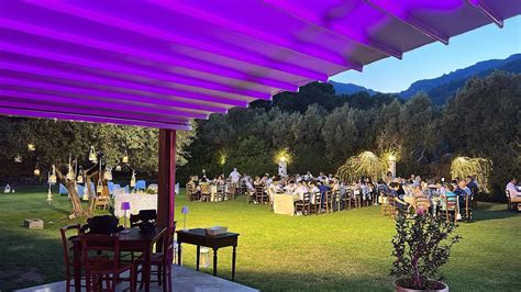 Veduta panoramica degli spazi esterni dell'Agriturismo La Biada a Pula