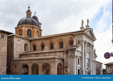 Veduta panoramica della facciata neoclassica della Cattedrale di Avellino situata su Piazza Duomo.