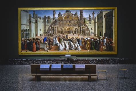 Interno della Pinacoteca di Brera con opere esposte