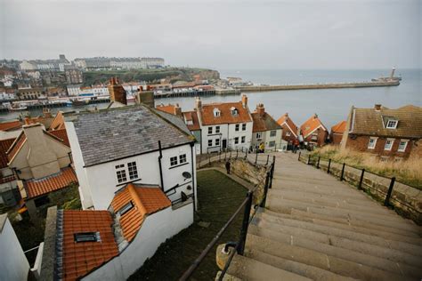Scalinata dei 199 gradini di Whitby con vista sulla città e sul porto
