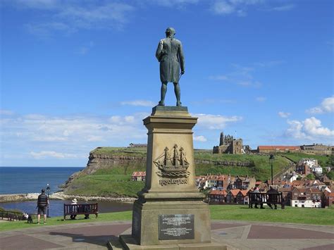 Statua di Captain Cook a Whitby con l'arco di ossa di balena sullo sfondo