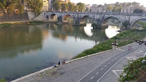 Foto panoramica del fiume Tevere visto dalla pista ciclabile con i gazebo per la sosta