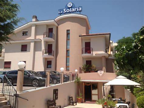Foto degli interni dell'Hotel La Solaria, che mostrano la reception o la hall accogliente