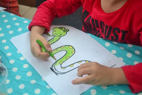 Bambini che colorano un'illustrazione del Vangelo dell'Ascensione