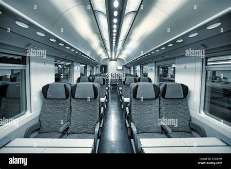 Interno di una carrozza del Treno Bianco con volontari che assistono i pellegrini