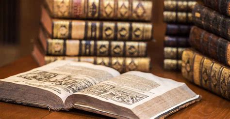 Illustrazione di studenti che interagiscono con libri antichi o manoscritti in una biblioteca storica