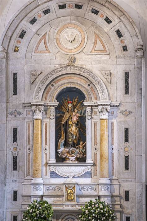 Statua della Madonna con Bambino all'interno del Santuario di Saiano