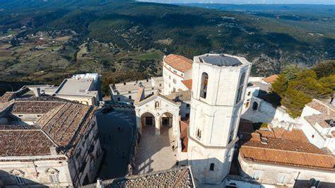 Veduta panoramica del santuario di Monte Sant'Angelo sul Gargano
