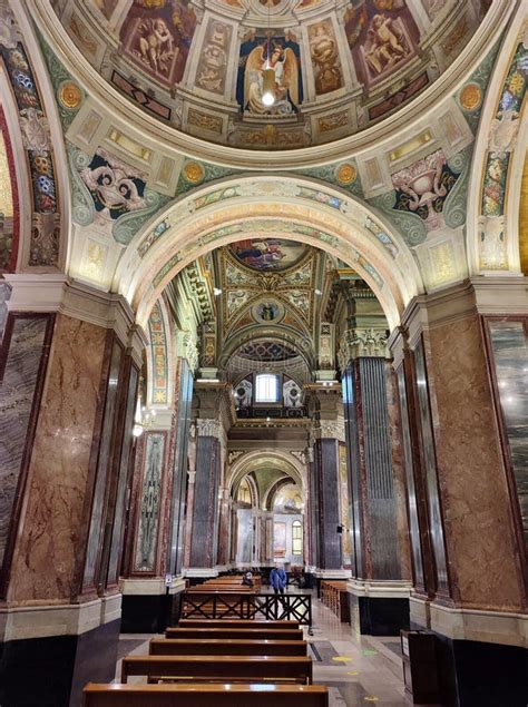 fotografia dell'interno del Santuario con vista sulla navata unica e le cappelle laterali
