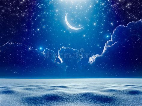 Una suggestiva immagine di un cielo stellato con una luna luminosa che illumina un paesaggio notturno incantato.