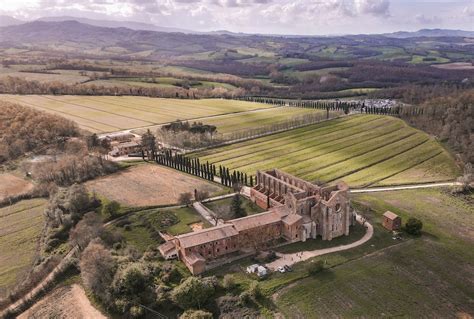Vista panoramica delle colline toscane con l'Abbazia di San Galgano in lontananza