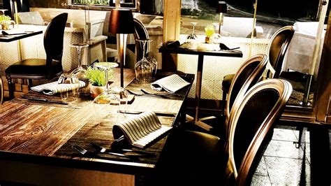 Interno del ristorante con tavoli apparecchiati e un'atmosfera accogliente