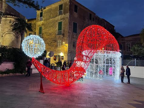 Foto panoramica delle luminarie che adornano le strade del centro storico di Santa Maria Capua Vetere durante i giorni di festa.