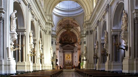 Sontuoso soffitto ligneo dorato e navata centrale della Cattedrale