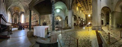 Foto dell'interno dell'Abbazia di Farfa con dettaglio del pavimento cosmatesco