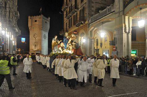 Foto delle vie di Quito decorate con tappeti di rose multicolori durante la processione eucaristica