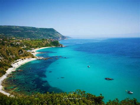 Veduta panoramica del promontorio di Capo Vaticano con vista sulle Isole Eolie