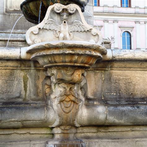 La fontana ai piedi della Colonna della Pace