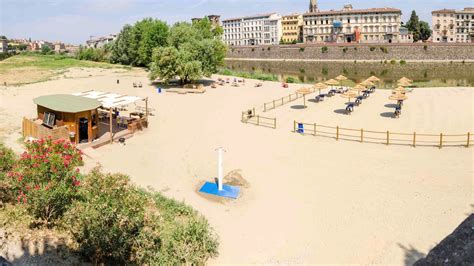 Spiaggia fluviale di Tapia con area ricreativa