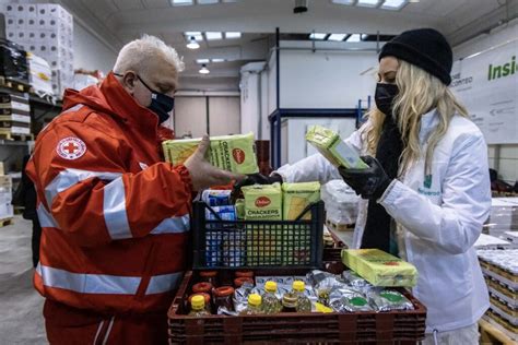 Volontari che distribuiscono pacchi alimentari