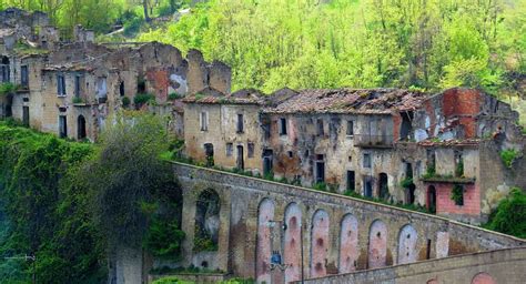 Immagine degli esterni della struttura di Tocco Caudio con focus sulle aree verdi e di pertinenza