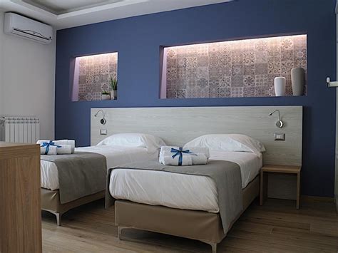 Foto di una camera doppia arredata e della sala relax comune