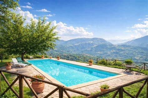 Foto della piscina panoramica dell'Agriturismo Sole Luna con vista sulle montagne