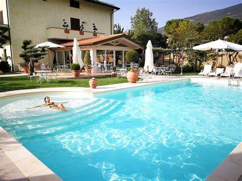 Foto della piscina riscaldata del B&B Il Giardino degli Angeli con vista sul Monte Subasio