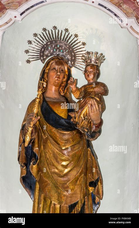 Dettaglio della statua della Madonna Nera con il Bambino.