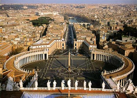 Vista aerea della Piazza San Pietro con il colonnato del Bernini