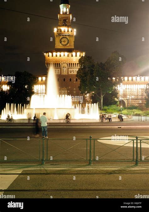 Foto della Cascata Monumentale illuminata di notte con giochi di luce