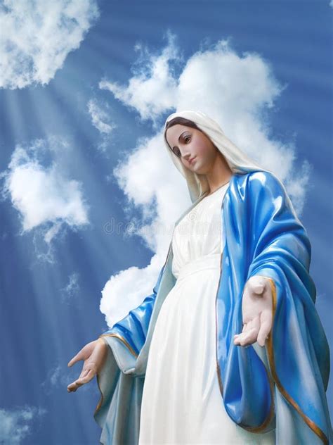 statua della Vergine Maria con velo